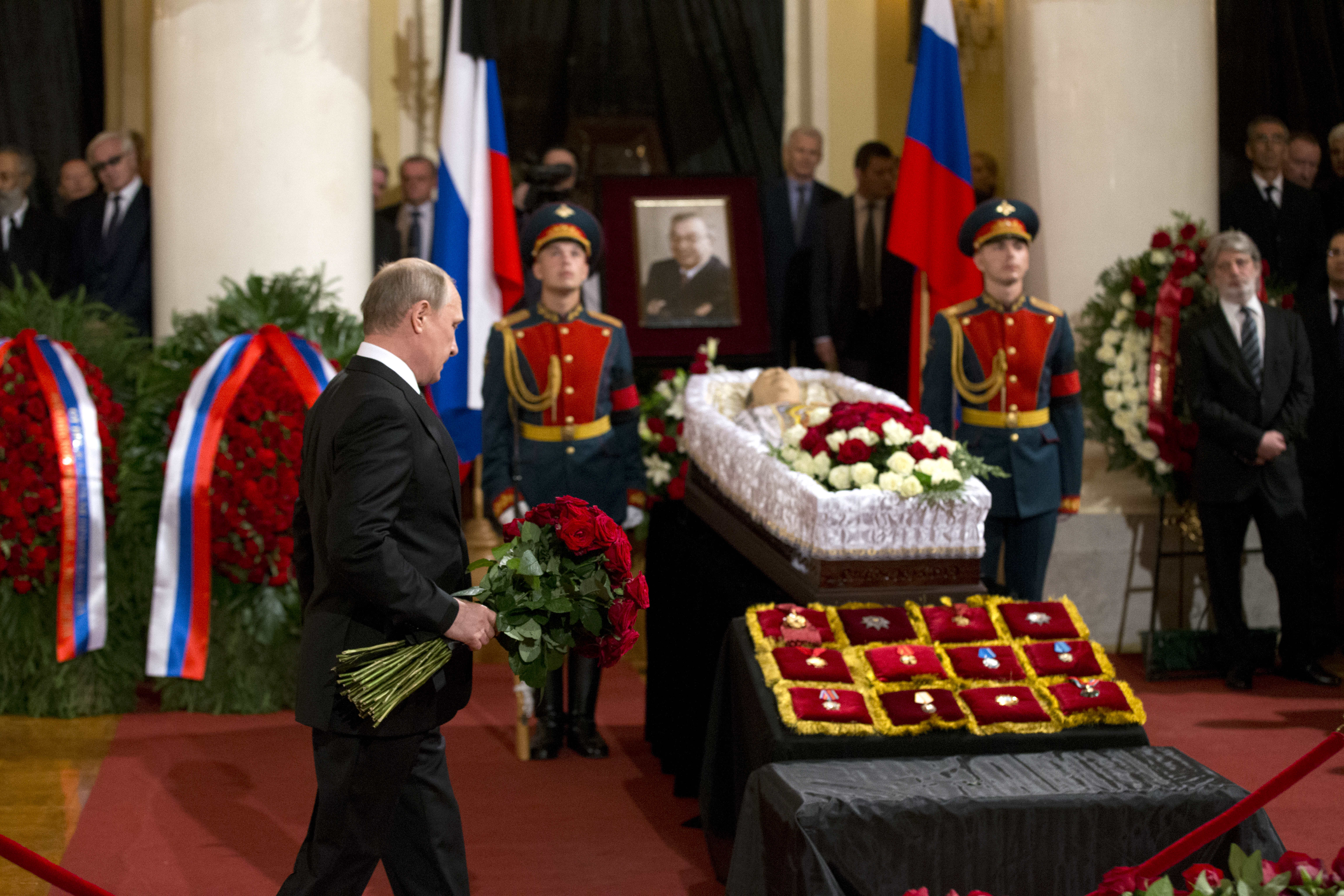 Похорони президента. Почетный караул на похоронах. Похороны Примакова.