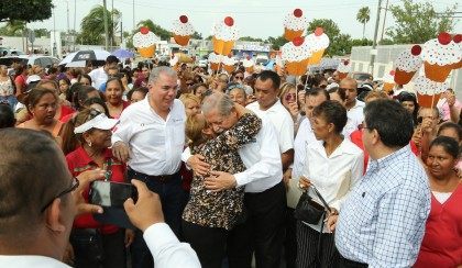 Tamaulipas Governor Egidio Torre Cantu and Reynosa Mayor Jose Elias unveil a street honori