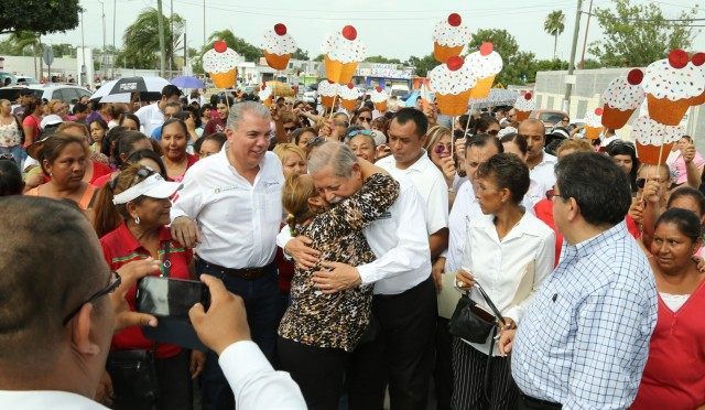 Tamaulipas Governor Egidio Torre Cantu and Reynosa Mayor Jose Elias unveil a street honori