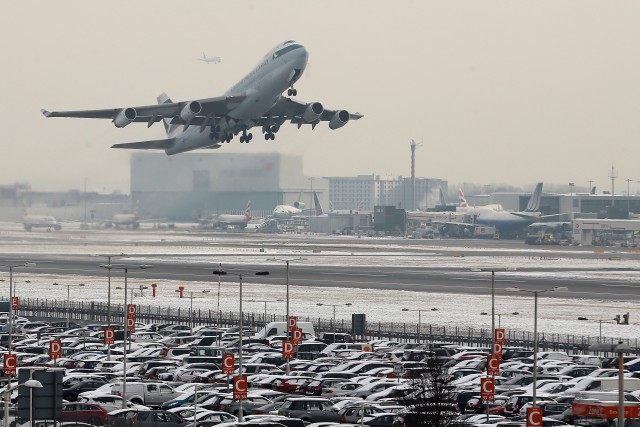 Snow Continues To Cause Delays To Flights At Heathrow Airport