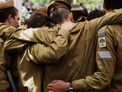 Israeli soldiers mourn Steinberg (Gali Tibbon / AFP / Getty)