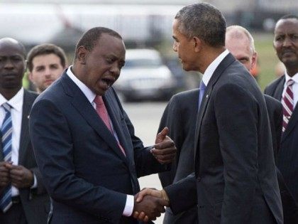 Barack Obama shakes hands with his Kenyan counterpart Uhuru Kenyatta (L) before boarding A