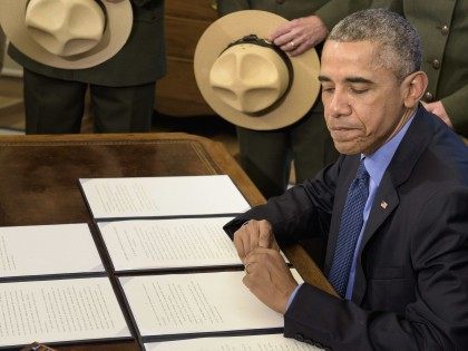 Obama papers (Brendan Smialowski / AFP / Getty)