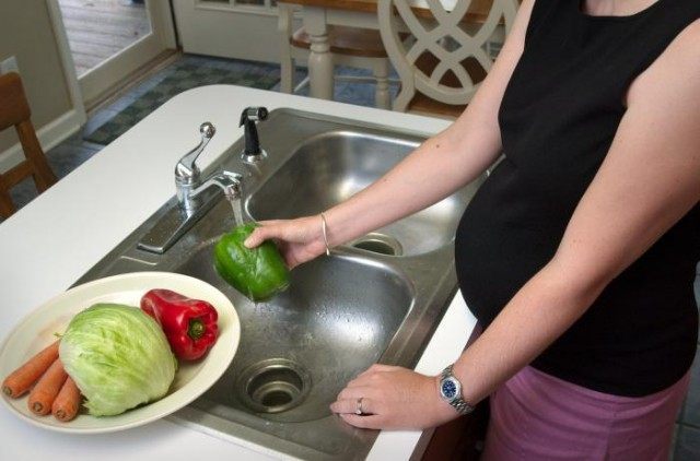 Washing vegetables - CDC-James Gathany