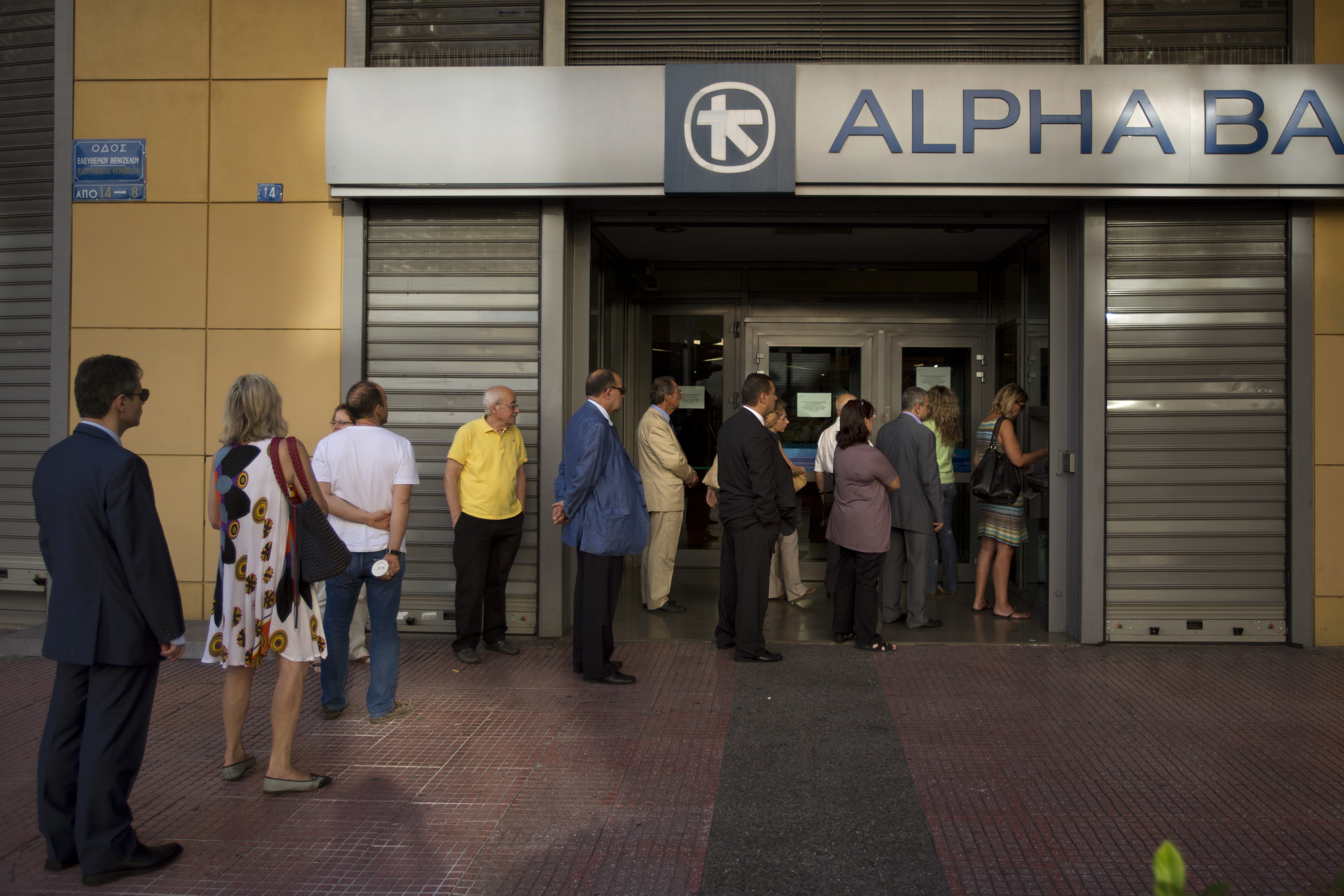 Греческие банки. Банки Греции. Банкомат в Греции. Alpha Bank Греция очередь. Банки Греции операции.