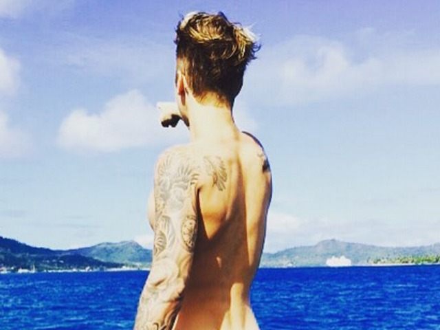 Justin Bieber Owned by Followers After Posting Photo of His Butt.