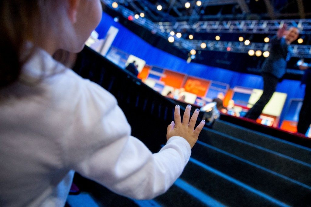 Republican presidential candidate Sen. Ted Cruz, R-Texas, right, waves to his daughter Catherine, 4, left, during a commercial break. (AP Photo/Andrew Harnik)