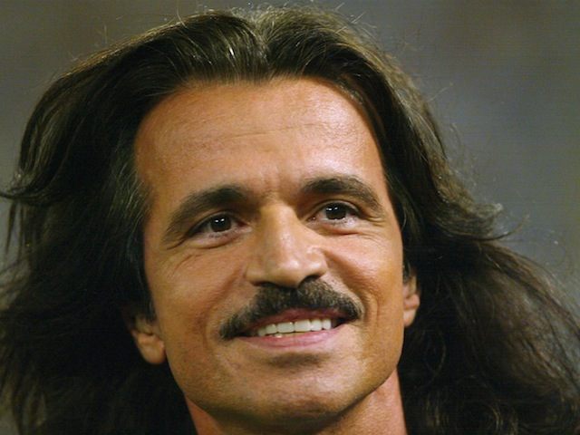 Yanni performs the National Anthem