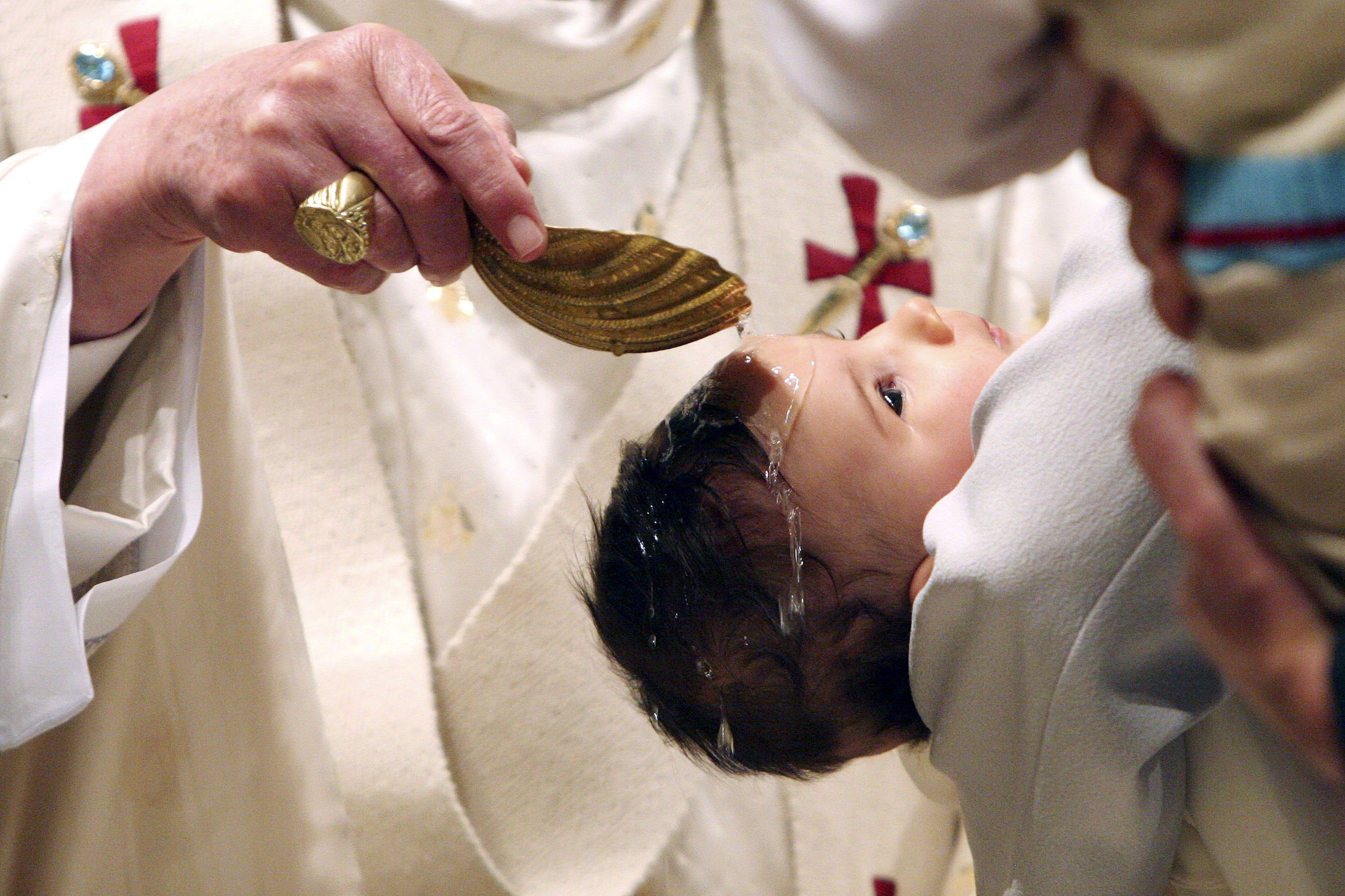 Могут быть родственниками крестные. Таинство крещения в больнице. Крещение младенца картина. Bautismo. Сколько может быть крестных.