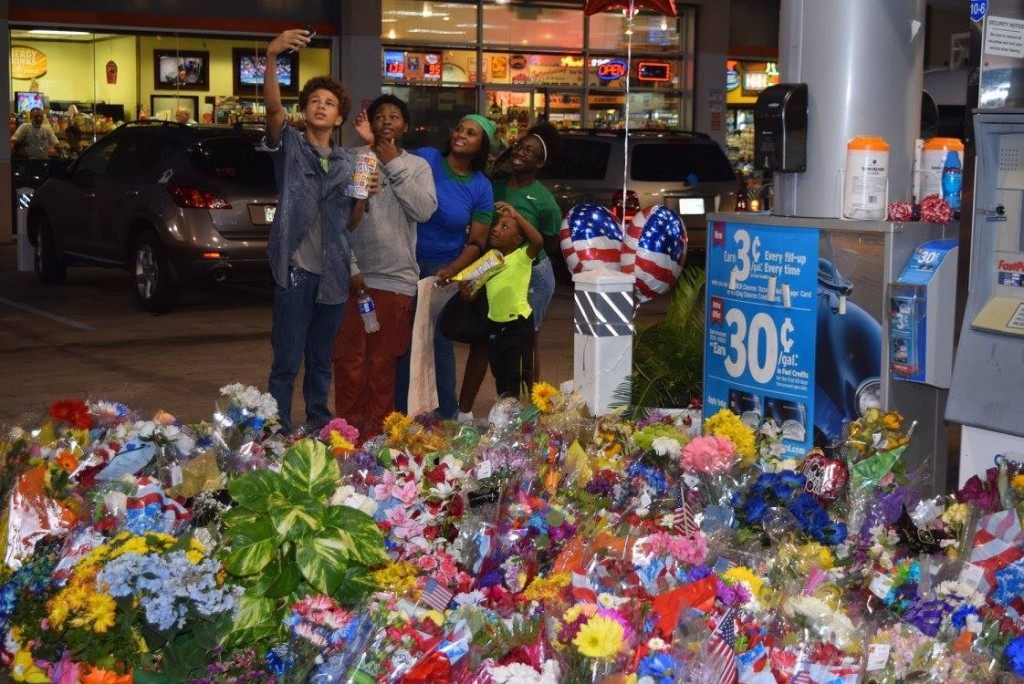 A Texas family pauses to take a picture while honoring Deputy Darren Goforth. (Photo: Breitbart Texas/Bob Price)