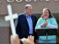 Huckabee-Kim-Davis-mic-ap Huckabee-Kim-Davis-mic-ap