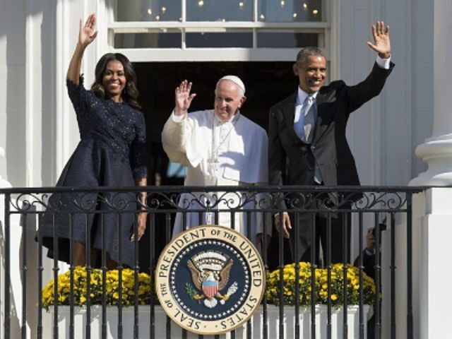 Barack Obama, First Lady Michelle Obama and Pope Francis wave during an arrival ceremony o