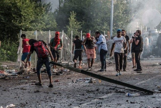 After more than an hour of clashes, dozens of migrants …