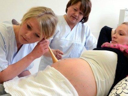 Doctor-examining-pregnant-woman-afp