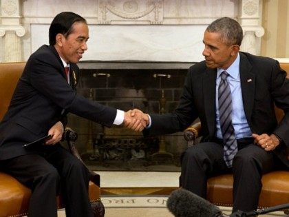 President Barack Obama (R) shakes hands with Indonesia President Joko Widodo in the Oval O