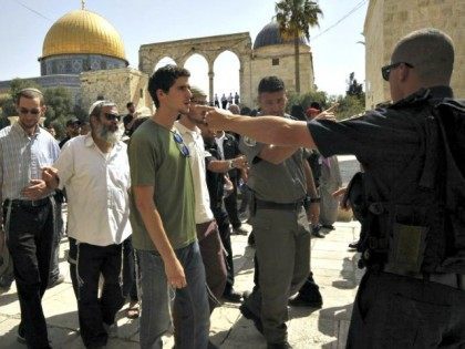 TEL AVIV - An Israeli court on Monday ruled that Jewish visitors to Jerusalem's Temple Mou