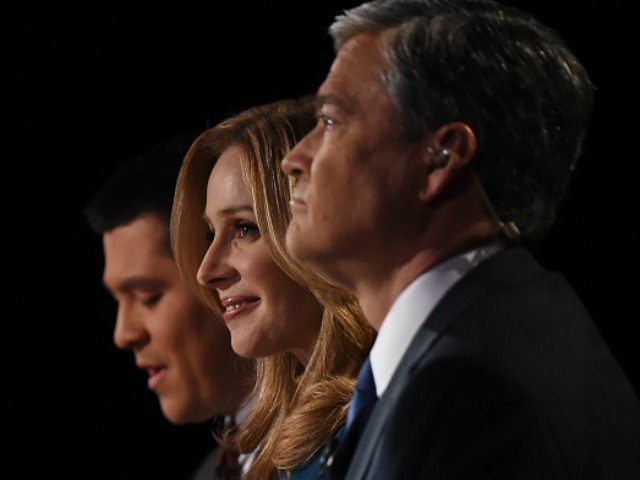 Debate moderators Carl Quintanilla (L), Becky Quick (C) and John Harwood question candidat