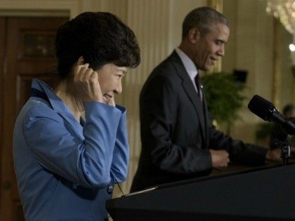 Barack Obama and South Korean President Park Geun-hye attend a press conference in the Eas