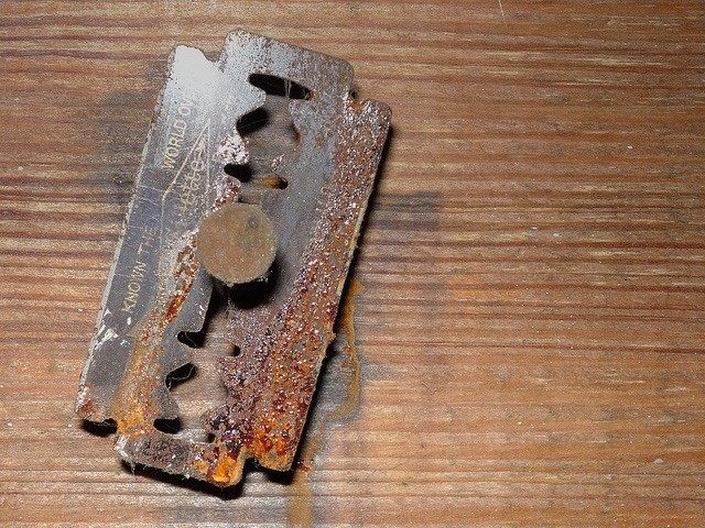 Rusty razor (Jackie / Flickr / CC / Cropped)