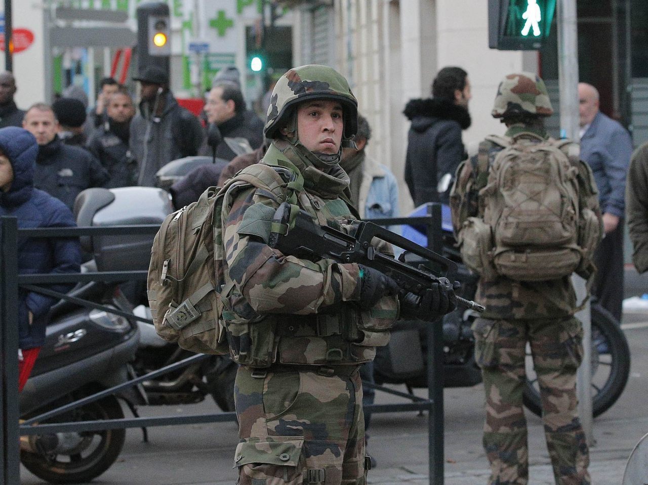 Two Suspects Dead in Paris Raid, Including Woman