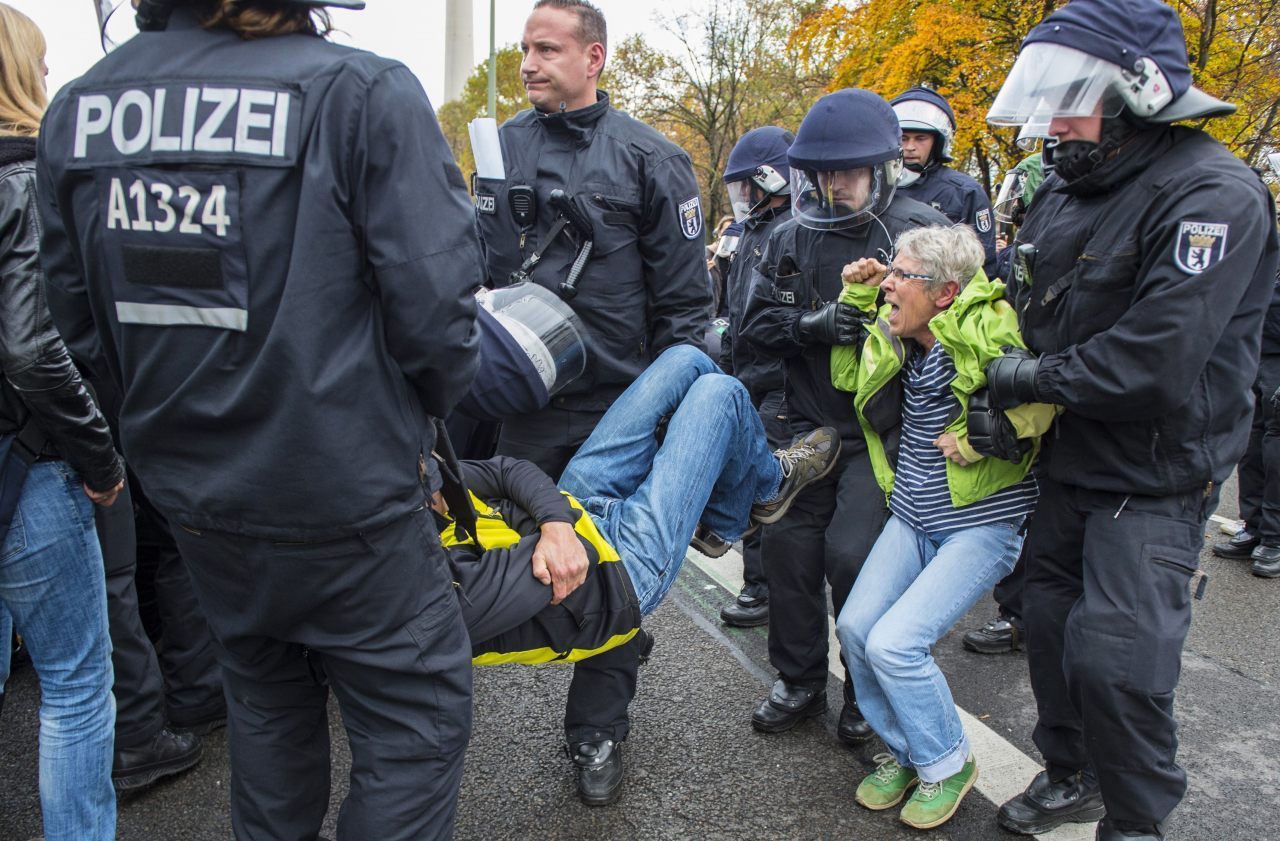 The counter-demonstration turns violent (JOHN MACDOUGALL/AFP/Getty Images)
