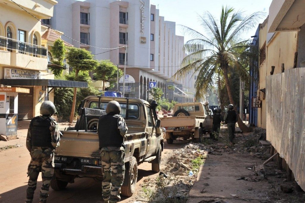 Malian troops take position outside the Radisson Blu hotel in Bamako on November 20, 2015. 