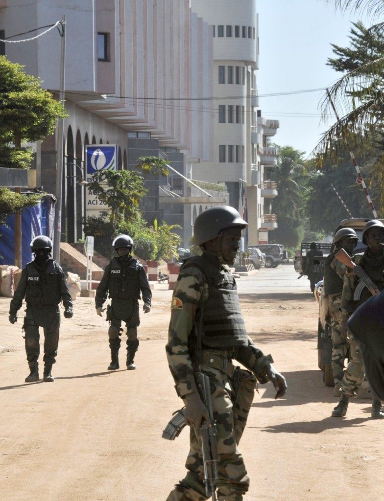 Malian troops take position outside the Radisson Blu hotel in Bamako on November 20, 2015. 