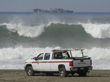 High tide Ocean Beach (Eric Risberg : Associated Press)