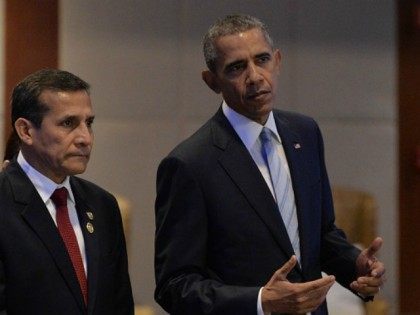 Barack Obama (R) chats with Peru's President Ollanta Humala as they arrive to take pa