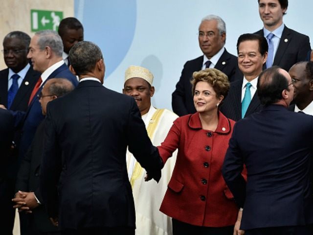 President Barak Obama shakes hands with President of Brasil Dilma Roussef during the famil