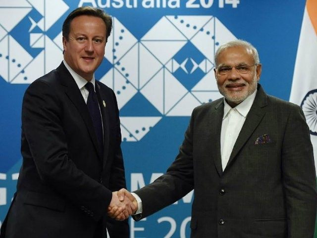 British Prime minister David Cameron (L) shakes hands with Indian …