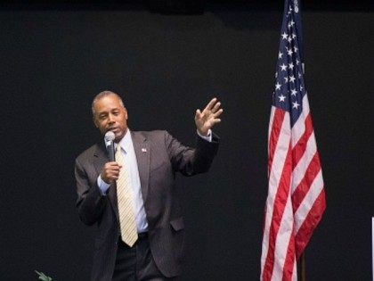 : Republican presidential candidate Ben Carson speaks to guests at a barbeque hosted by Je