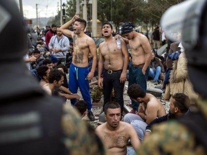 GettyImages-498263950 shirtless migrants