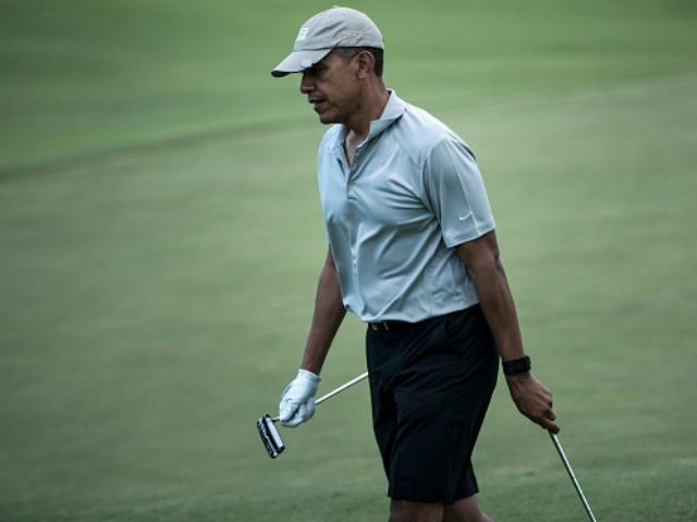 Barack Obama walks on the 18th green of the Mid-Pacific Country Club's golf course December 21, 2015 in Kailua, Hawaii. Obama and the First Family are in Hawaii for vacation. AFP PHOTO/BRENDAN SMIALOWSKI / AFP / BRENDAN SMIALOWSKI (Photo credit should read