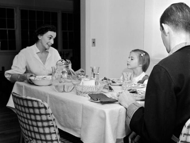 circa 1950: The Simonson family settle down for dinner together in Connecticut, USA. (Phot