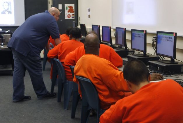 inmates-use-computers