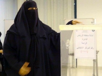 saudi-woman-vote-AFP