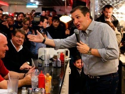 Republican Presidential candidate Sen. Ted Cruz, R-Texas, campaigns at Penny's Diner