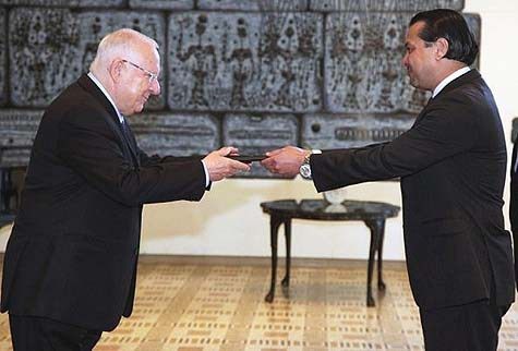 Ambassador-Werner-Matías-Romero-receiving-his-accreditation-from-President-Rivlin1