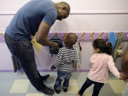 GettyImages-486131368 dad and kids