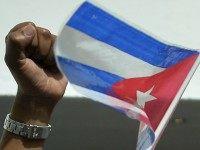 PANAMA, Panama City : Cuba's supporters shout slogans outside the hotel where a press conference of Cuban dissidents took place in Panama on April 8, 2015, days before the opening of the VII Summit of the Americas which starts next April 10 and 11, in Panama City. AFP PHOTO / RAUL ARBOLEDA