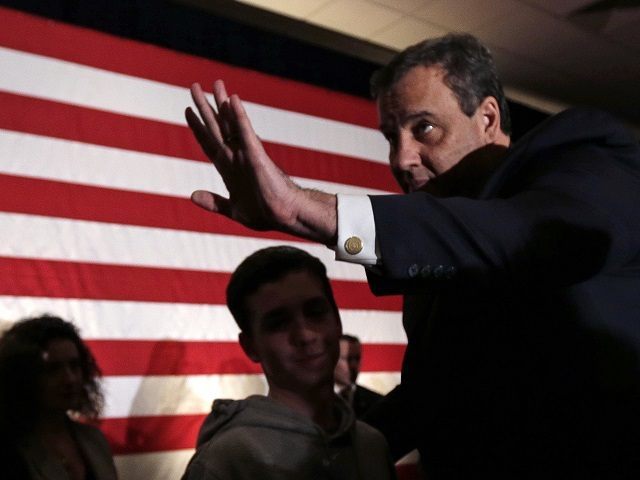 Republican presidential candidate, New Jersey Gov. Chris Christie thanks supporters during