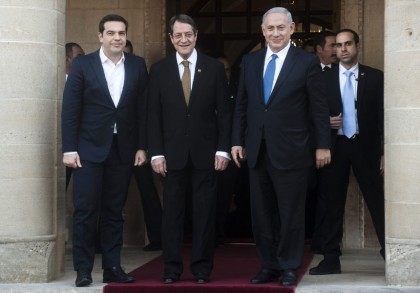 Cypriot President Nicos Anastasiades (C), Israeli Prime Minister Benjamin Netanyahu (R) and Greek Prime Minister Alexis Tsipras pose for a picture following a press-conference at the Presidential Palace in Nicosia on January 28, 2016.