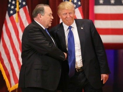 Donald Trump (R) and Mike Huckabee shake hands on January 28, 2016 in Des Moines, Iowa.