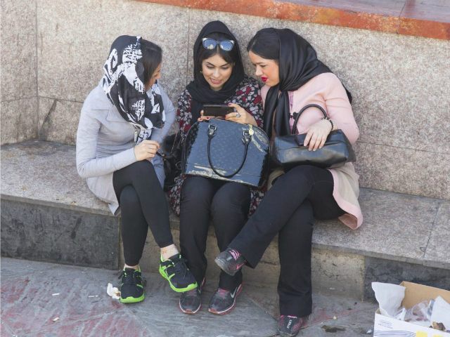 IRAN, Teheran : Young iranian women chat to each other in Tehran,07 April 2015