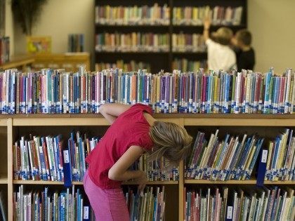 **ADVANCE FOR MONDAY, DEC. 7** This Aug. 24, 2009 photo shows students browsing thropugh b