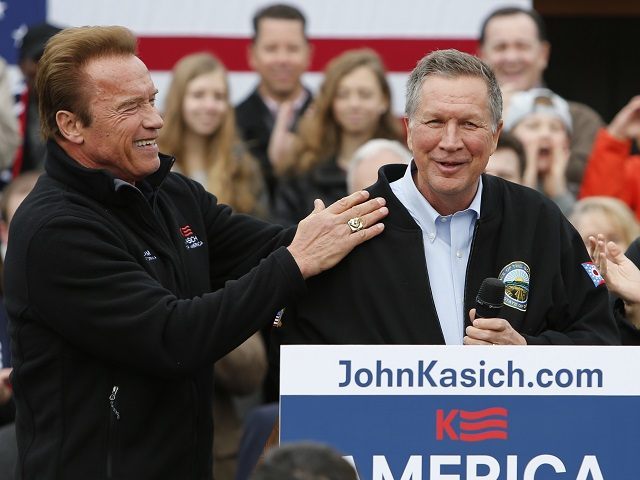 Republican presidential candidate, Ohio Gov. John Kasich, center, steps up to the podium i