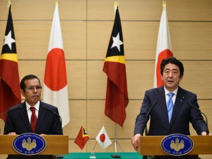 JAPAN, Tokyo : East Timor President Taur Matan Ruak (L) listens to Japanese Prime Minister Shinzo Abe speaking during a joint press conference at Abe's official residence in Tokyo on March 15, 2016. Taur Matan Ruak is currently on a four-day visit to Japan. / AFP / POOL / FRANCK …