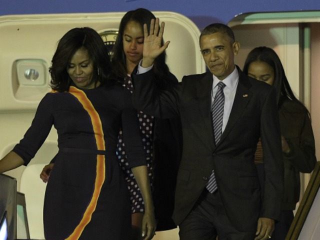 Barack Obama and First Lady Michelle Obama arrive with their daughters Sasha and Malia (be
