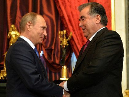 RUSSIAN FEDERATION, Moscow : Russian President Vladimir Putin (L) greets Tajikistan's Pres